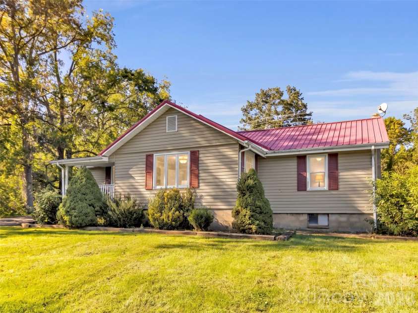 408 Sunny Drive, Waynesville, NC 28786.  MLS# CAR4429563, YatesRealty ID 53614. 