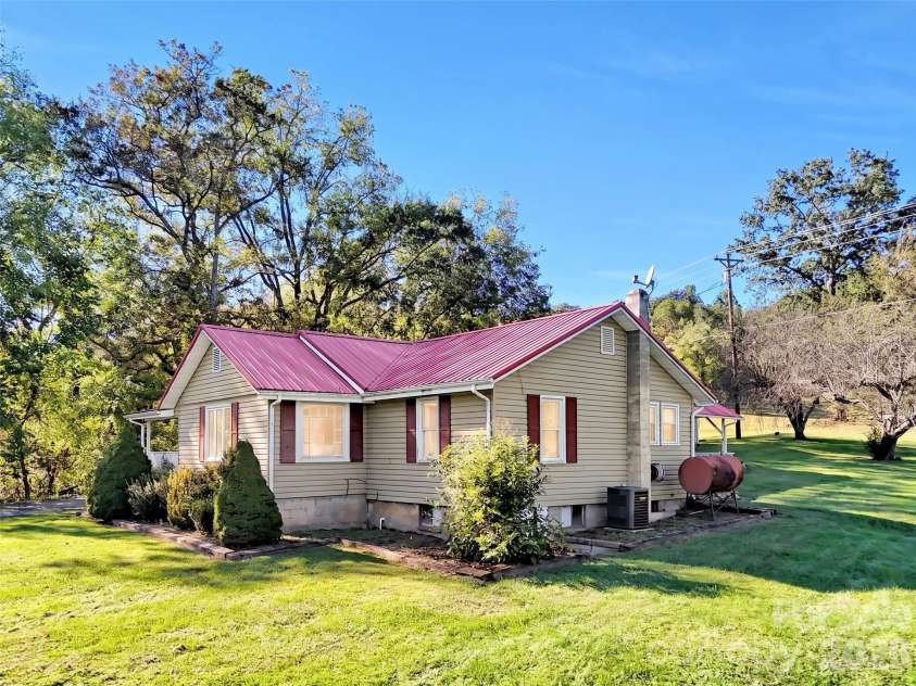 408 Sunny Drive, Waynesville, NC 28786.  MLS# CAR4429563, YatesRealty ID 53614. 