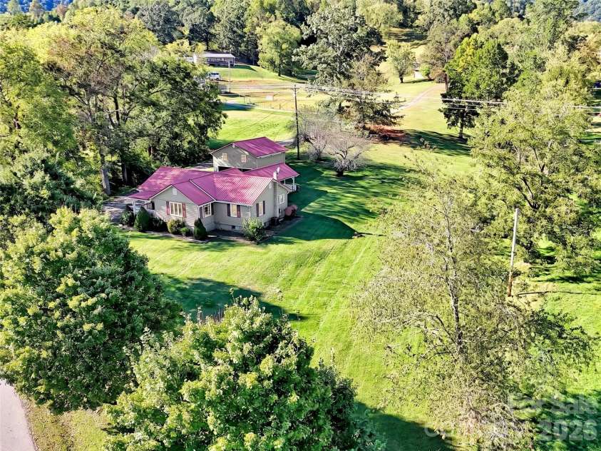 408 Sunny Drive, Waynesville, NC 28786.  MLS# CAR4429563, YatesRealty ID 53614. 