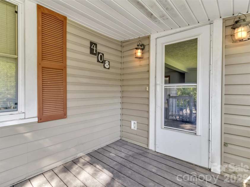 408 Sunny Drive, Waynesville, NC 28786.  MLS# CAR4429563, YatesRealty ID 53614. 