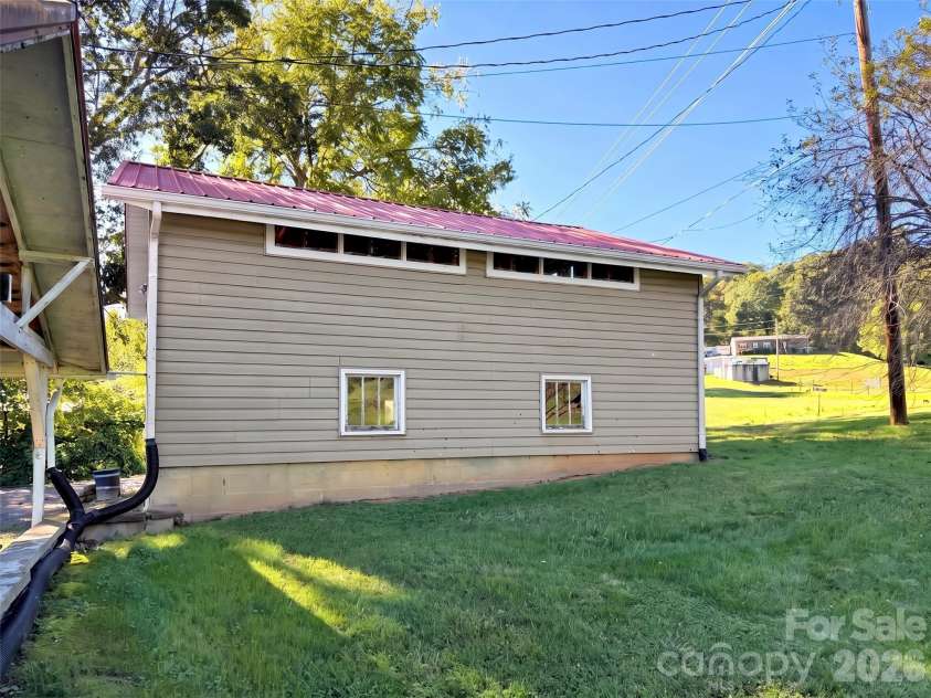 408 Sunny Drive, Waynesville, NC 28786.  MLS# CAR4429563, YatesRealty ID 53614. 