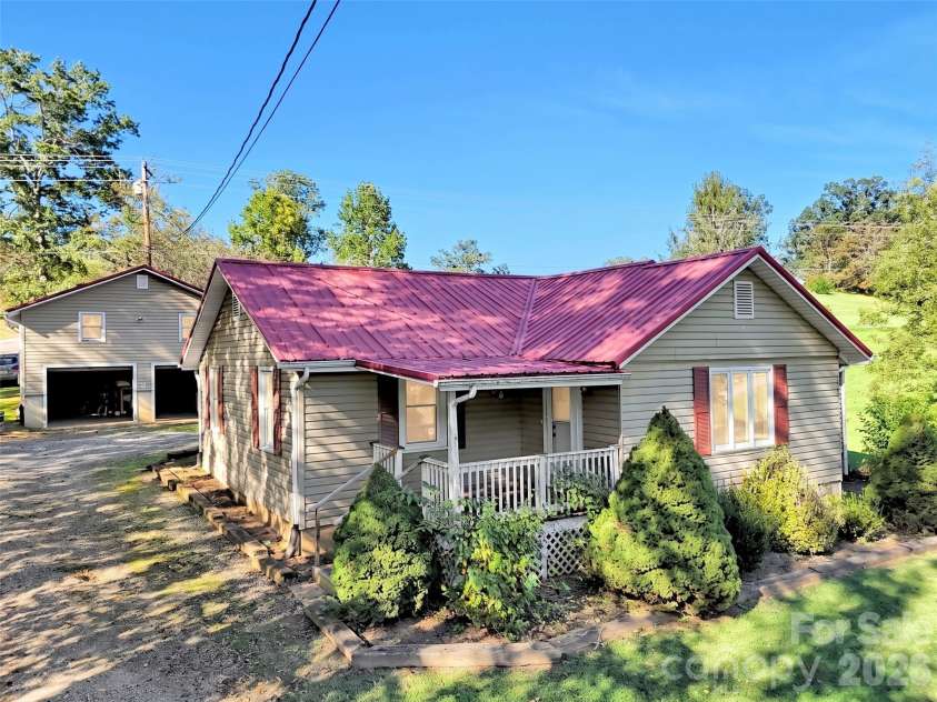 408 Sunny Drive, Waynesville, NC 28786.  MLS# CAR4429563, YatesRealty ID 53614. 