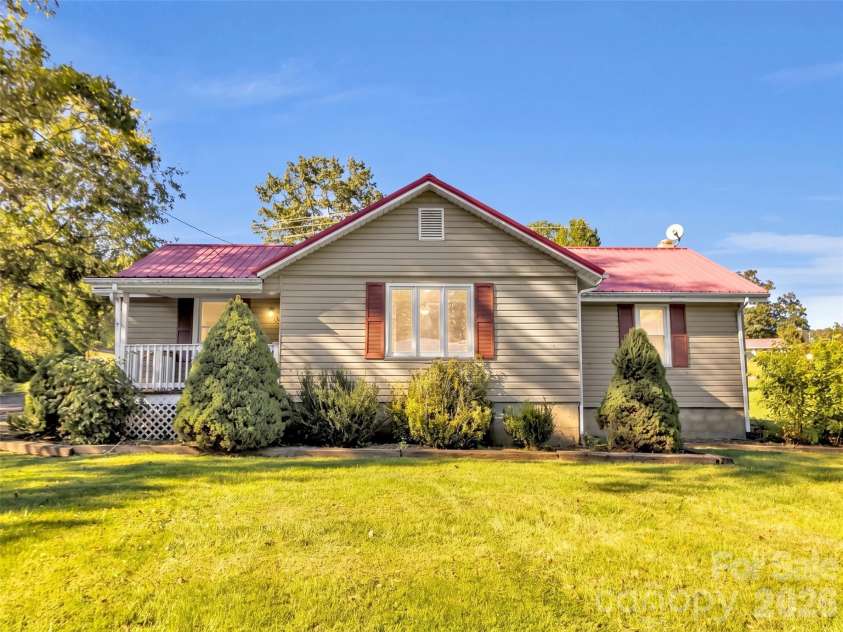 408 Sunny Drive, Waynesville, NC 28786.  MLS# CAR4429563, YatesRealty ID 53614. 