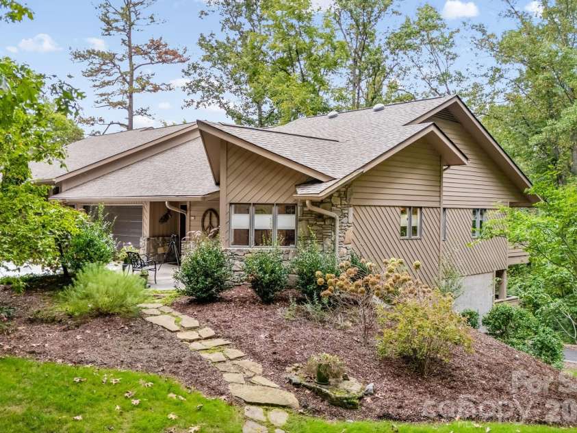 1702 Timber Trail, Asheville, NC 28804.  MLS# CAR4423748, YatesRealty ID 53617. 
