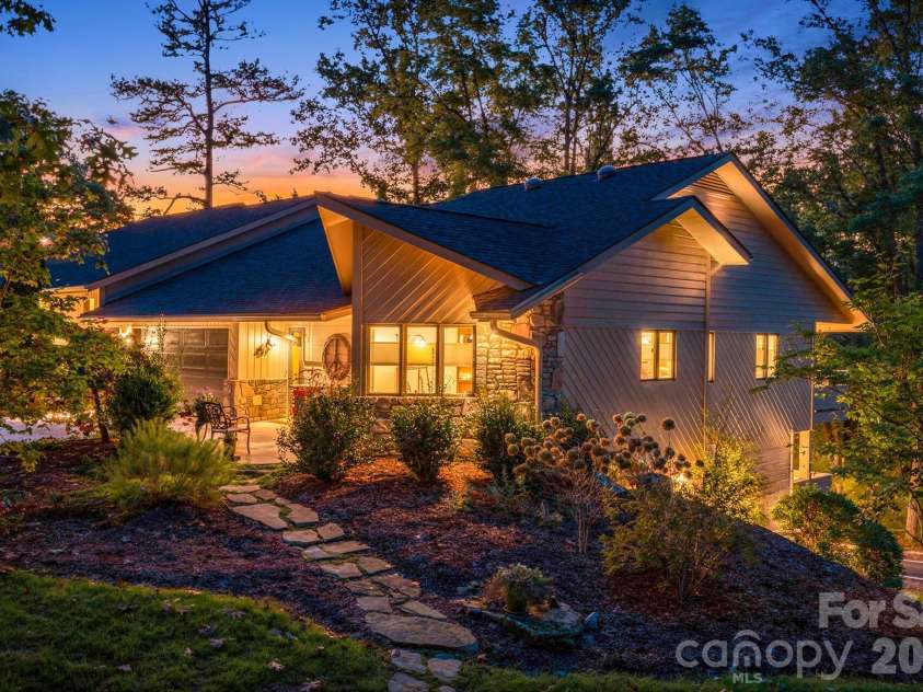 1702 Timber Trail, Asheville, NC 28804.  MLS# CAR4423748, YatesRealty ID 53617. 