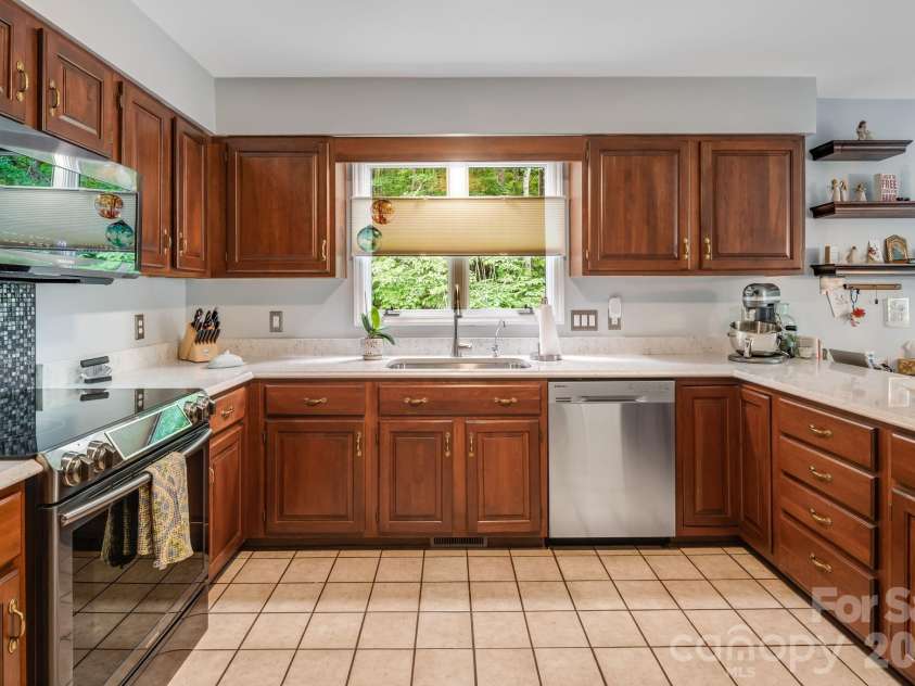 1702 Timber Trail, Asheville, NC 28804.  MLS# CAR4423748, YatesRealty ID 53617. 