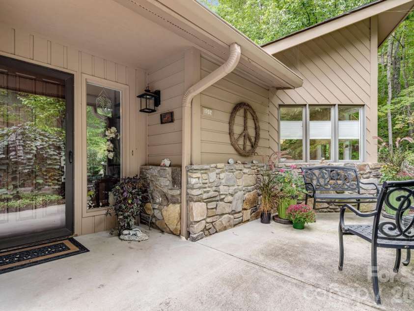 1702 Timber Trail, Asheville, NC 28804.  MLS# CAR4423748, YatesRealty ID 53617. 