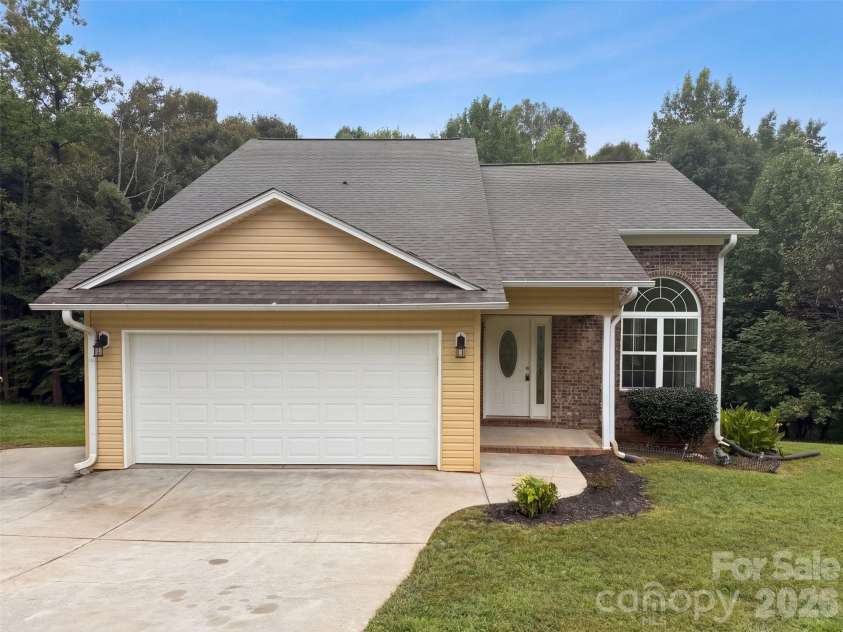 117 Sundance Circle, Statesville, NC 28625.  MLS# CAR4429597, YatesRealty ID 53618. 