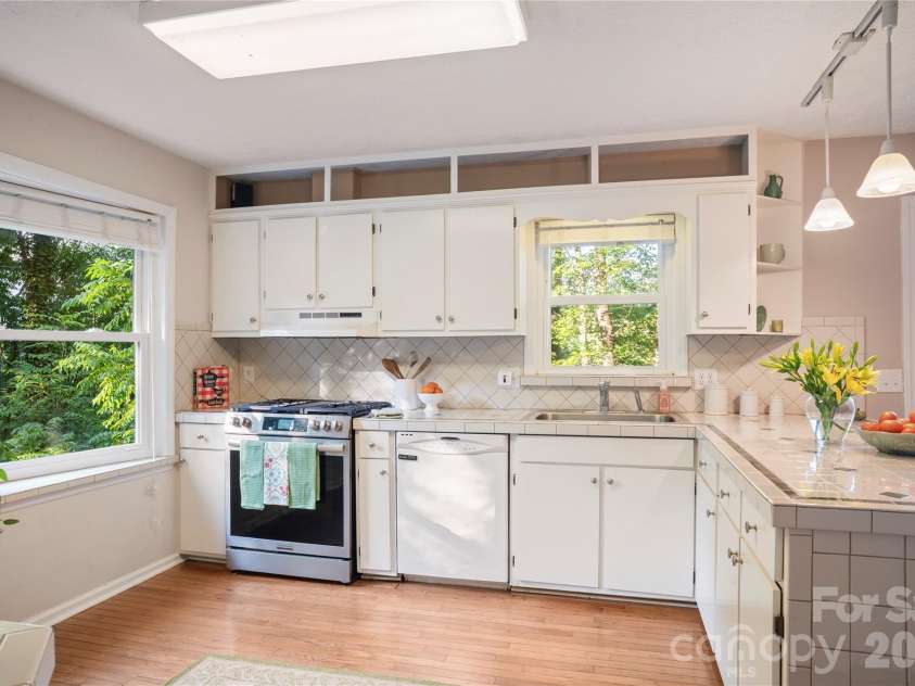 8 Galax Lane, Hendersonville, NC 28791.  MLS# CAR4416703, YatesRealty ID 53622. 
