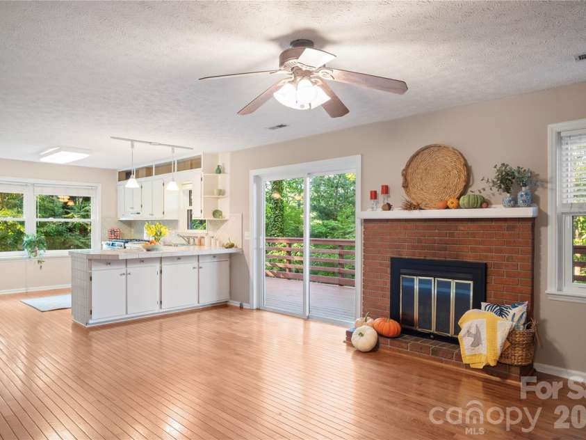 8 Galax Lane, Hendersonville, NC 28791.  MLS# CAR4416703, YatesRealty ID 53622. 