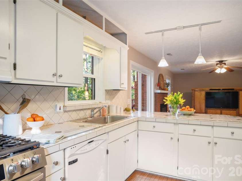 8 Galax Lane, Hendersonville, NC 28791.  MLS# CAR4416703, YatesRealty ID 53622. 
