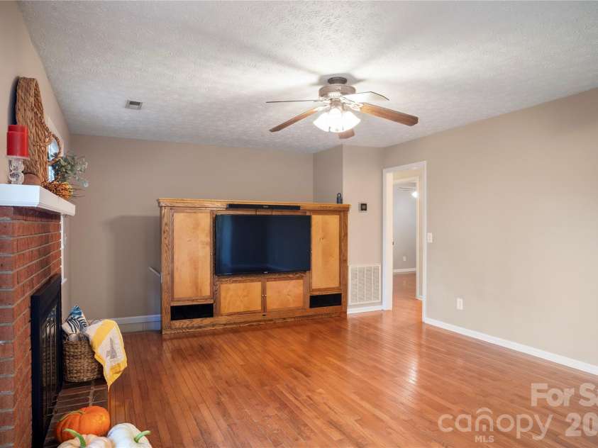 8 Galax Lane, Hendersonville, NC 28791.  MLS# CAR4416703, YatesRealty ID 53622. 