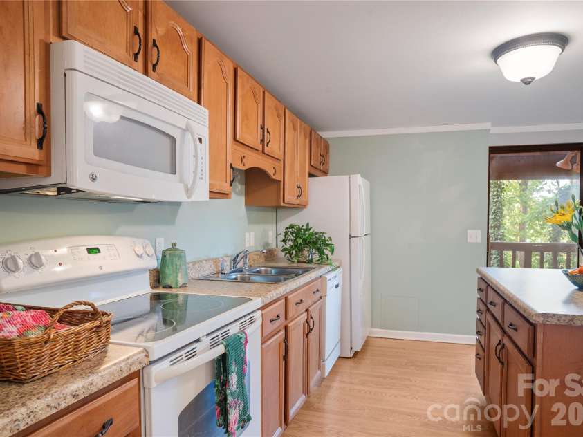 8 Galax Lane, Hendersonville, NC 28791.  MLS# CAR4416703, YatesRealty ID 53622. 