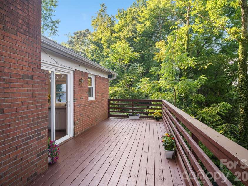 8 Galax Lane, Hendersonville, NC 28791.  MLS# CAR4416703, YatesRealty ID 53622. 