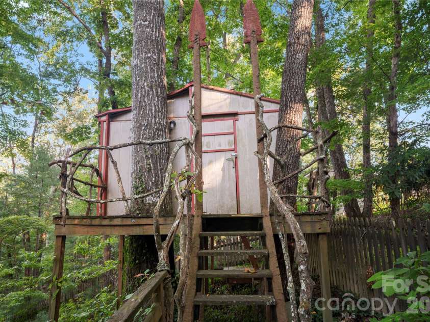 8 Galax Lane, Hendersonville, NC 28791.  MLS# CAR4416703, YatesRealty ID 53622. 