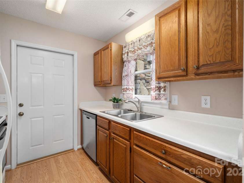 267 Rocky Mountain Way, Arden, NC 28704.  MLS# CAR4195301, YatesRealty ID 5363. Kitchen