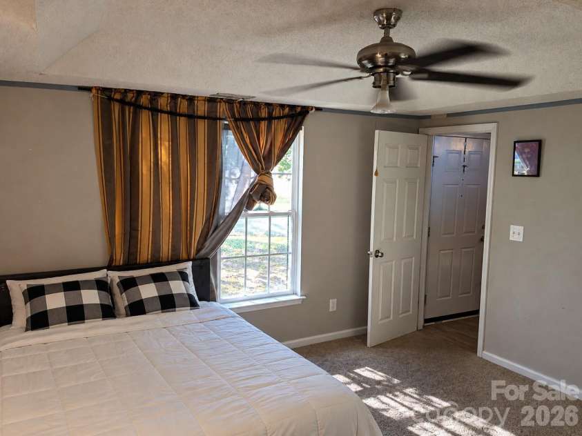 3513 Joel Turner Drive, Charlotte, NC 28216.  MLS# CAR4428071, YatesRealty ID 53630. 