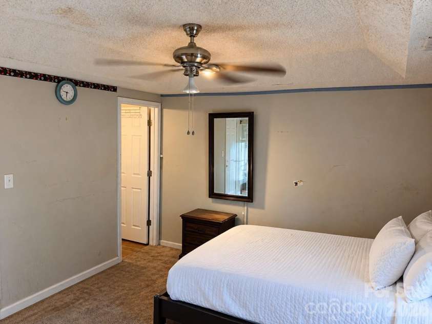3513 Joel Turner Drive, Charlotte, NC 28216.  MLS# CAR4428071, YatesRealty ID 53630. 