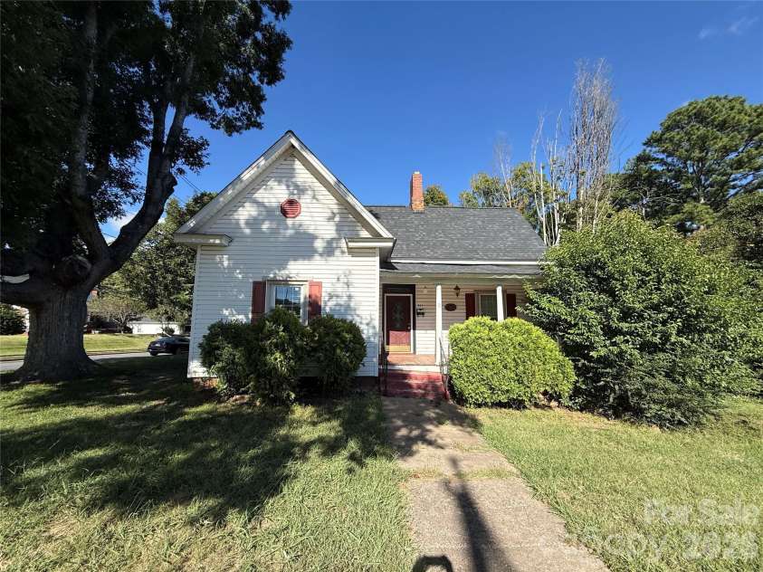 261 Iredell Avenue, Mooresville, NC 28115.  MLS# CAR4429457, YatesRealty ID 53637. 
