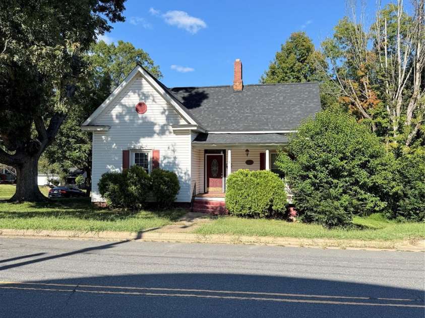 261 Iredell Avenue, Mooresville, NC 28115.  MLS# CAR4429457, YatesRealty ID 53637. 