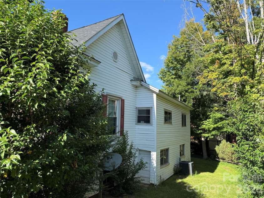261 Iredell Avenue, Mooresville, NC 28115.  MLS# CAR4429457, YatesRealty ID 53637. 