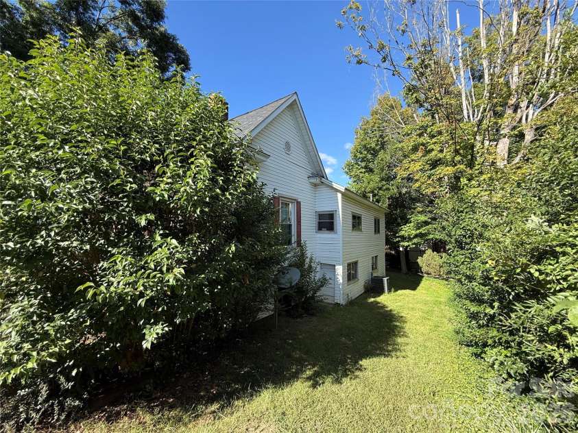 261 Iredell Avenue, Mooresville, NC 28115.  MLS# CAR4429457, YatesRealty ID 53637. 