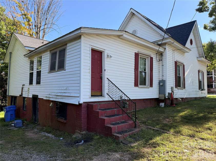 261 Iredell Avenue, Mooresville, NC 28115.  MLS# CAR4429457, YatesRealty ID 53637. 