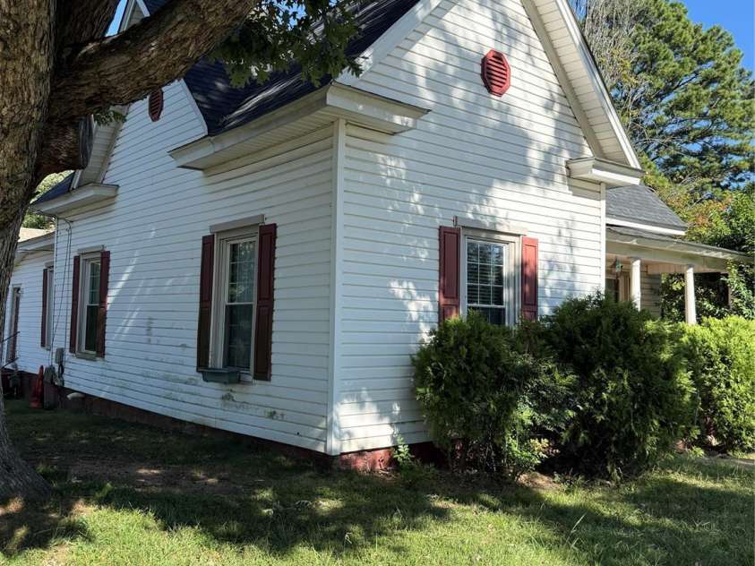 261 Iredell Avenue, Mooresville, NC 28115.  MLS# CAR4429457, YatesRealty ID 53637. 