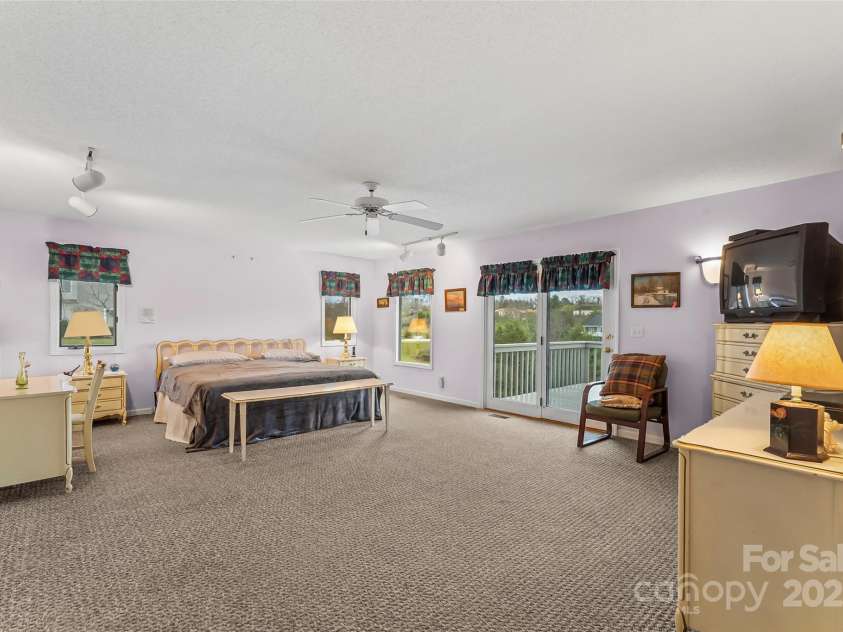 24 Loridon Drive, Weaverville, NC 28787.  MLS# CAR4186749, YatesRealty ID 5364. 