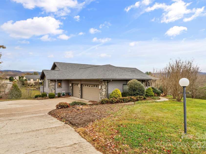 24 Loridon Drive, Weaverville, NC 28787.  MLS# CAR4186749, YatesRealty ID 5364. 