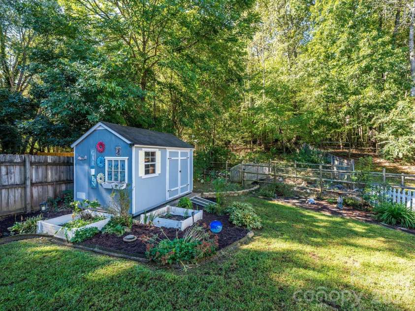 11127 Atrium Way, Matthews, NC 28105.  MLS# CAR4429454, YatesRealty ID 53644. 
