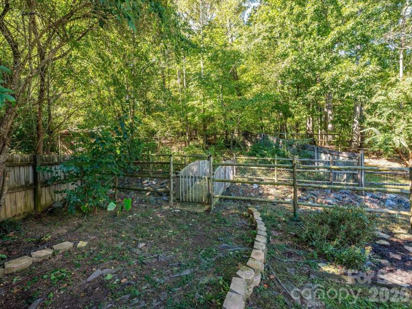 11127 Atrium Way, Matthews, NC 28105.  MLS# CAR4429454, YatesRealty ID 53644. 