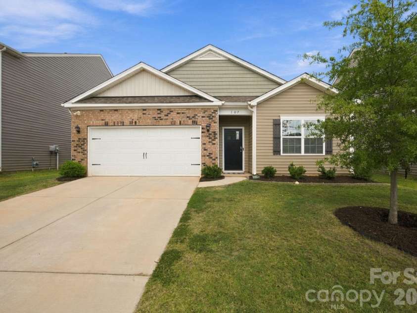 107 Meadow View Drive, Statesville, NC 28677.  MLS# CAR4429626, YatesRealty ID 53647. 