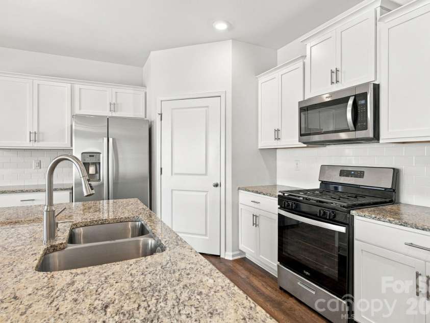 107 Meadow View Drive, Statesville, NC 28677.  MLS# CAR4429626, YatesRealty ID 53647. 