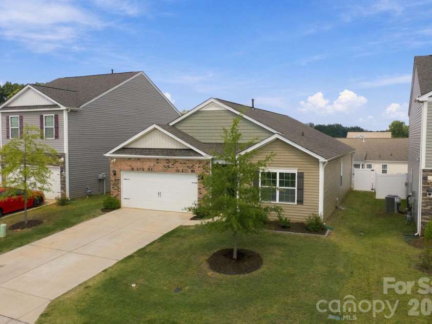 107 Meadow View Drive, Statesville, NC 28677.  MLS# CAR4429626, YatesRealty ID 53647. 