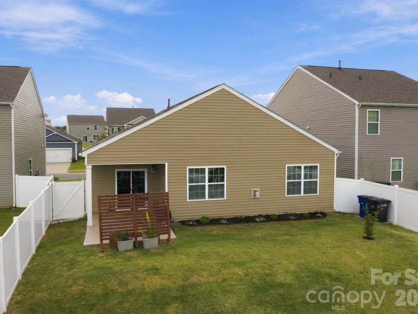107 Meadow View Drive, Statesville, NC 28677.  MLS# CAR4429626, YatesRealty ID 53647. 