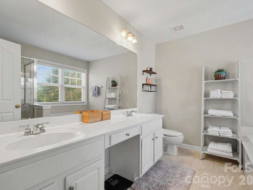 2540 Oakboro Lane, Charlotte, NC 28214.  MLS# CAR4428581, YatesRealty ID 53649. 