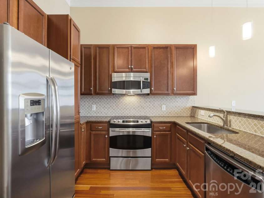 2810 Selwyn Avenue, Charlotte, NC 28209.  MLS# CAR4429543, YatesRealty ID 53652. 