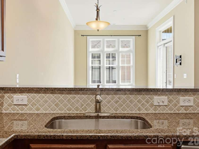 2810 Selwyn Avenue, Charlotte, NC 28209.  MLS# CAR4429543, YatesRealty ID 53652. 