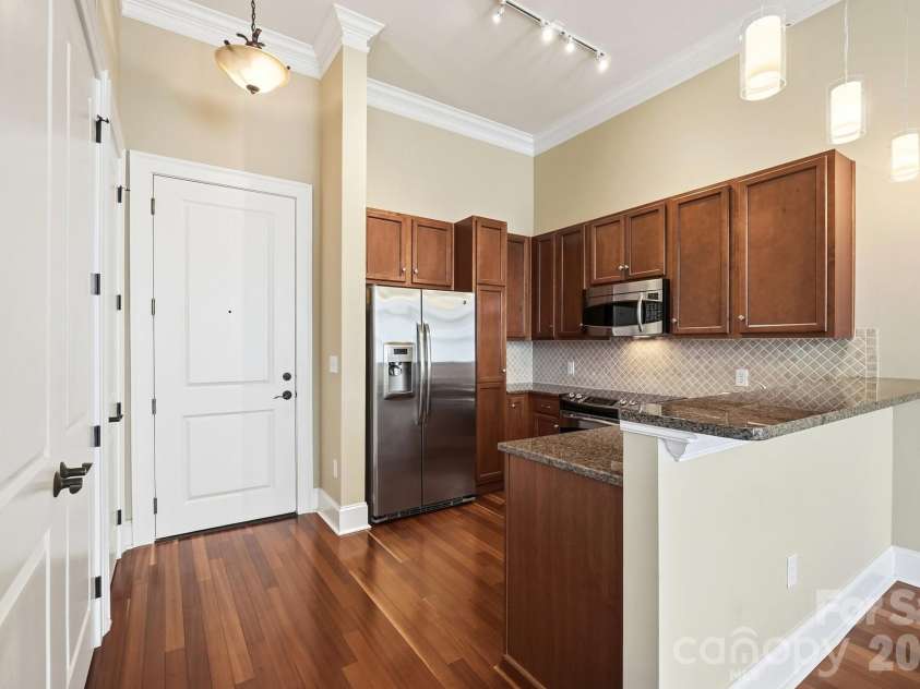 2810 Selwyn Avenue, Charlotte, NC 28209.  MLS# CAR4429543, YatesRealty ID 53652. 