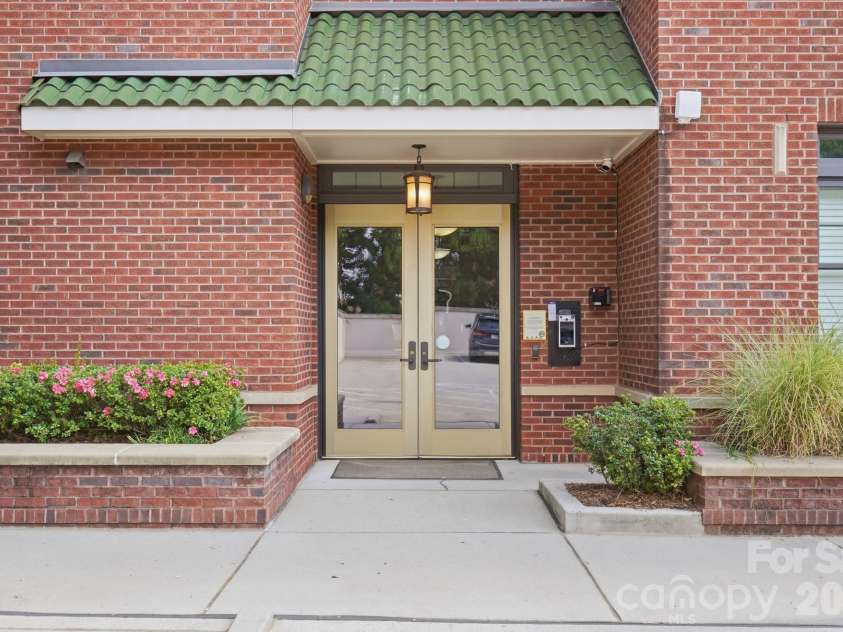 2810 Selwyn Avenue, Charlotte, NC 28209.  MLS# CAR4429543, YatesRealty ID 53652. 