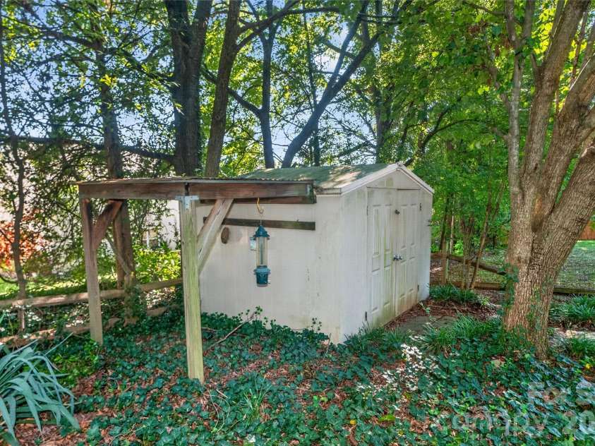 11108 White Stag Drive, Charlotte, NC 28269.  MLS# CAR4428946, YatesRealty ID 53659. 