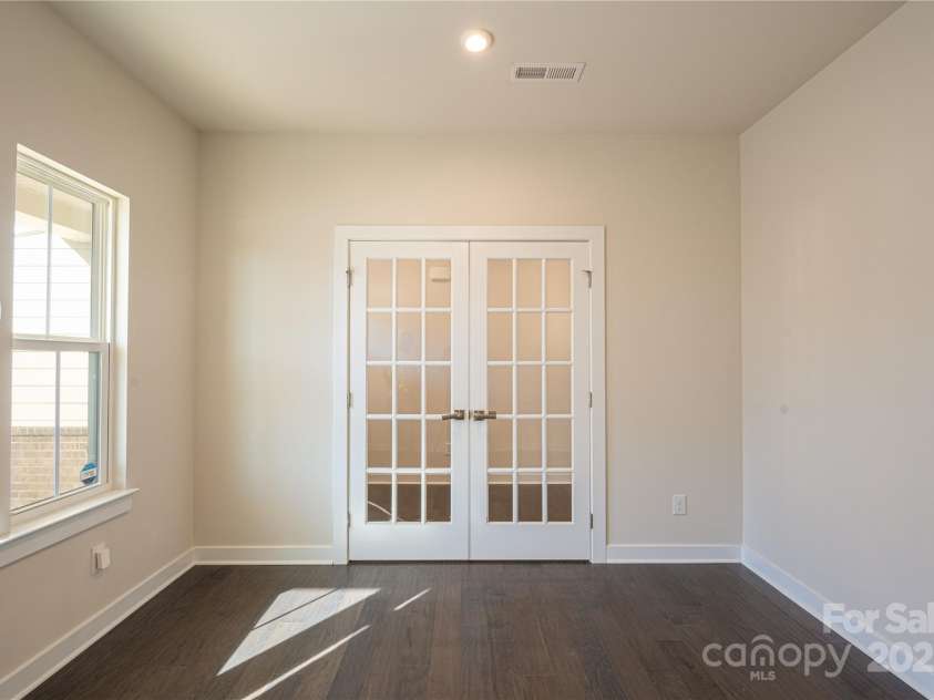 10036 Paper Birch Drive, Charlotte, NC 28215.  MLS# CAR4221411, YatesRealty ID 5366. 