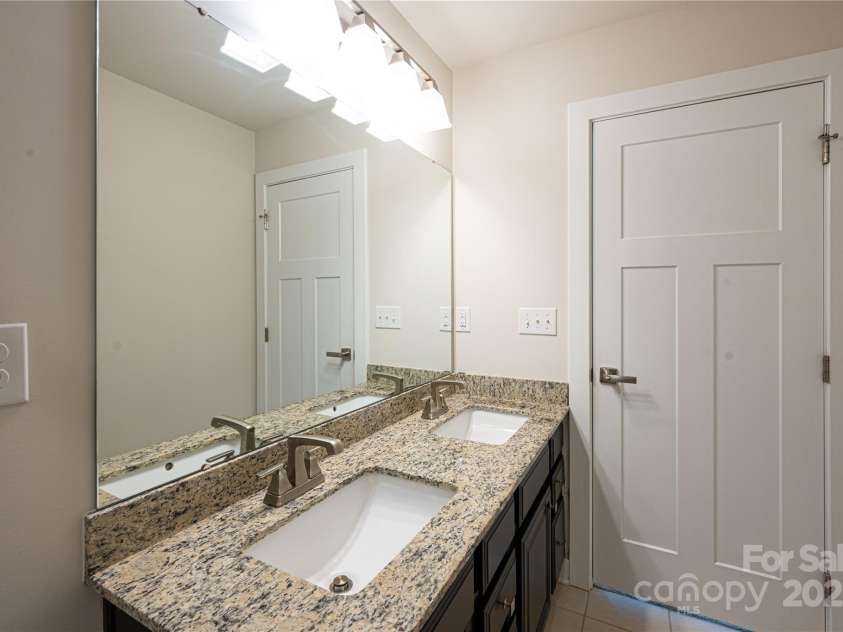10036 Paper Birch Drive, Charlotte, NC 28215.  MLS# CAR4221411, YatesRealty ID 5366. 