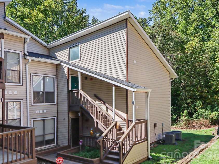 4401 Sharon Chase Drive, Charlotte, NC 28215.  MLS# CAR4429161, YatesRealty ID 53663. 