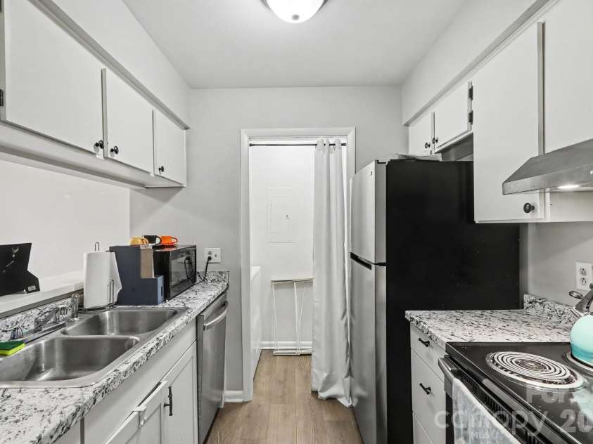 4401 Sharon Chase Drive, Charlotte, NC 28215.  MLS# CAR4429161, YatesRealty ID 53663. 