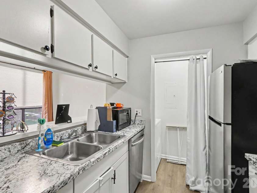 4401 Sharon Chase Drive, Charlotte, NC 28215.  MLS# CAR4429161, YatesRealty ID 53663. 