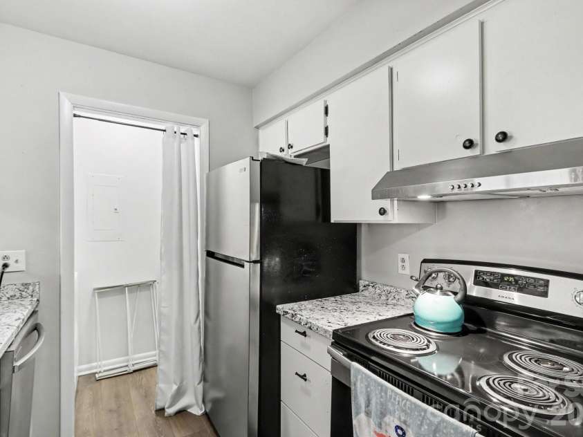 4401 Sharon Chase Drive, Charlotte, NC 28215.  MLS# CAR4429161, YatesRealty ID 53663. 
