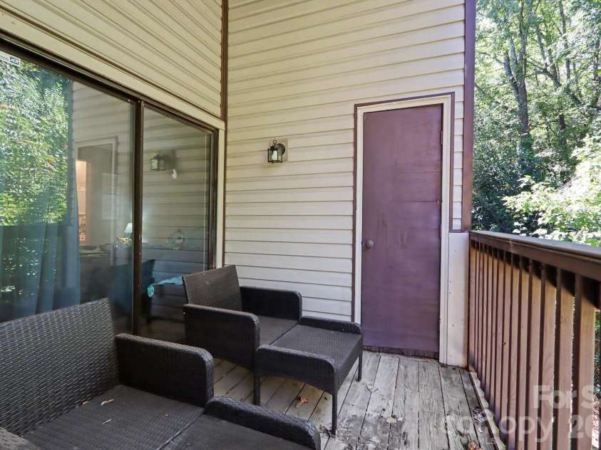 4401 Sharon Chase Drive, Charlotte, NC 28215.  MLS# CAR4429161, YatesRealty ID 53663. 