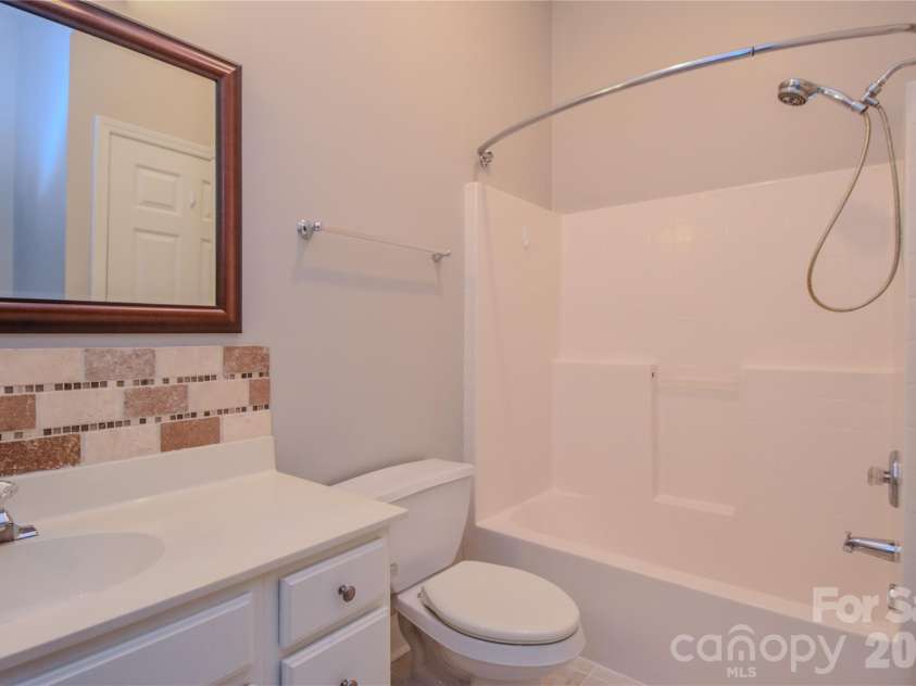 727 Garden District Drive, Charlotte, NC 28202.  MLS# CAR4428737, YatesRealty ID 53665. 2nd Full Bathroom